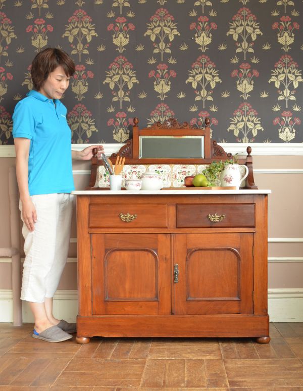 アンティークのキャビネット アンティーク家具 英国のタイル入りのアンティーク家具、ミラー付ウォッシュスタンド(キャビネット)。可愛くって使い勝手がいいと大人気のアンティークのキャビネット・・・みたいなウォッシュスタンド!美しいタイルがついてとってもお得な気分。(j-1468-f)