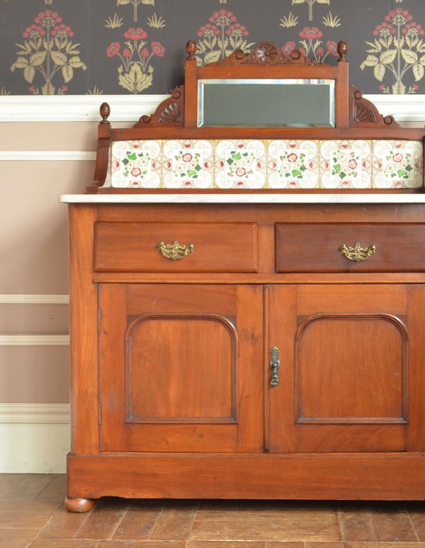 アンティークのキャビネット アンティーク家具 英国のタイル入りのアンティーク家具、ミラー付ウォッシュスタンド(キャビネット)。子供部屋やリビングで使うときには、華やかなタイルが付いたキャビネットは、絵画を飾ったかのようにお部屋を盛り上げてくれます。(j-1468-f)