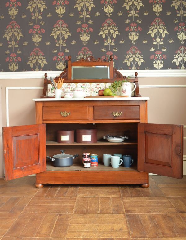 アンティークのキャビネット アンティーク家具 英国のタイル入りのアンティーク家具、ミラー付ウォッシュスタンド(キャビネット)。扉の中は、2段に分けて整理できます。(j-1468-f)