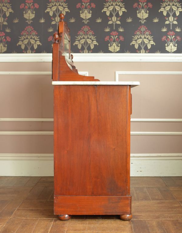 アンティークのキャビネット アンティーク家具 英国のタイル入りのアンティーク家具、ミラー付ウォッシュスタンド(キャビネット)。しっかりお直ししていますので、安定感があります。(j-1468-f)