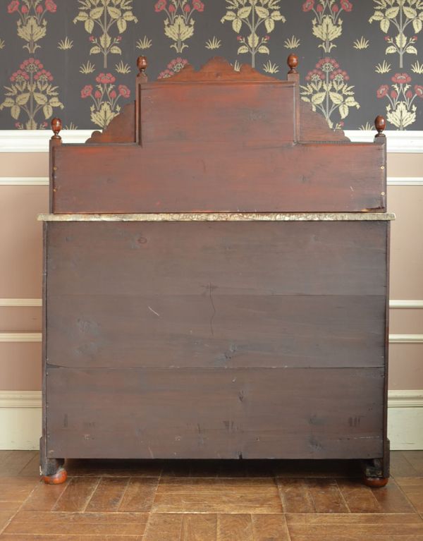 アンティークのキャビネット アンティーク家具 英国のタイル入りのアンティーク家具、ミラー付ウォッシュスタンド(キャビネット)。きちんとメンテナンスしているので、裏側もキレイな状態です。(j-1468-f)