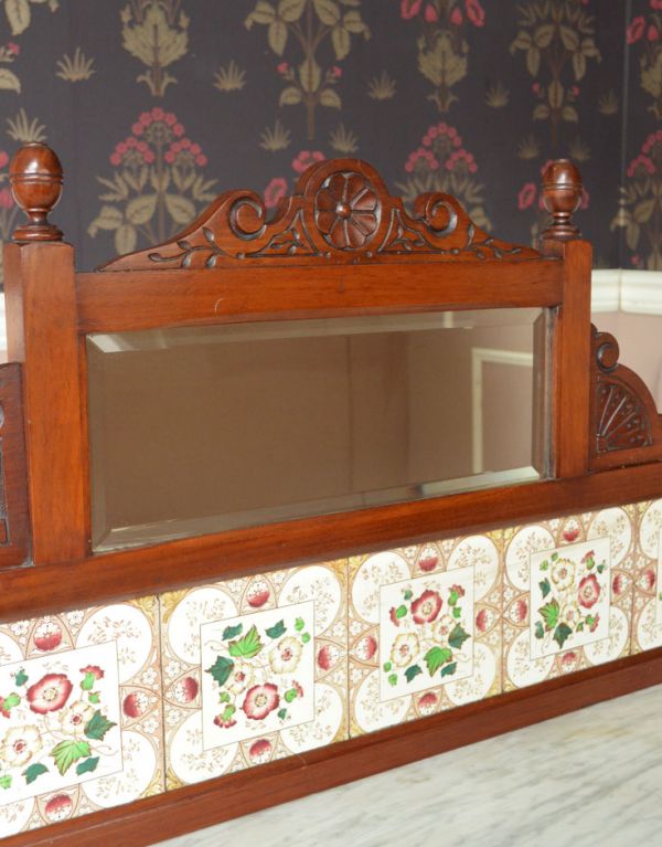 アンティークのキャビネット アンティーク家具 英国のタイル入りのアンティーク家具、ミラー付ウォッシュスタンド(キャビネット)。ミラー付きなので、ドレッサーとしても使えそうです。(j-1468-f)