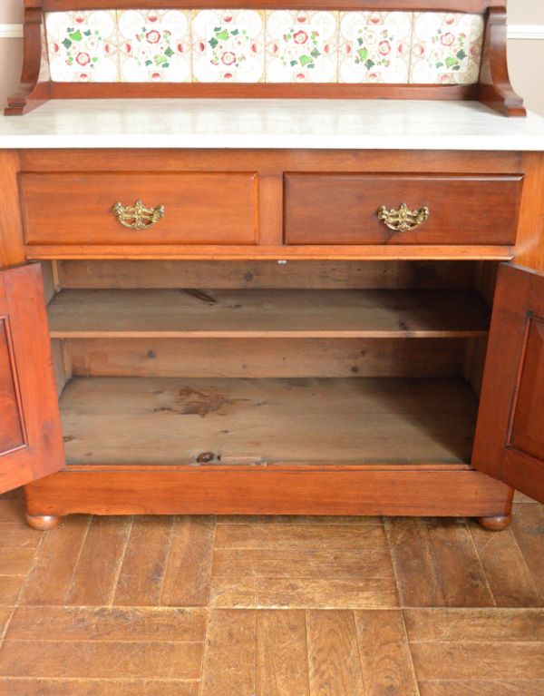 アンティークのキャビネット アンティーク家具 英国のタイル入りのアンティーク家具、ミラー付ウォッシュスタンド(キャビネット)。扉の中は広い収納になっています。(j-1468-f)