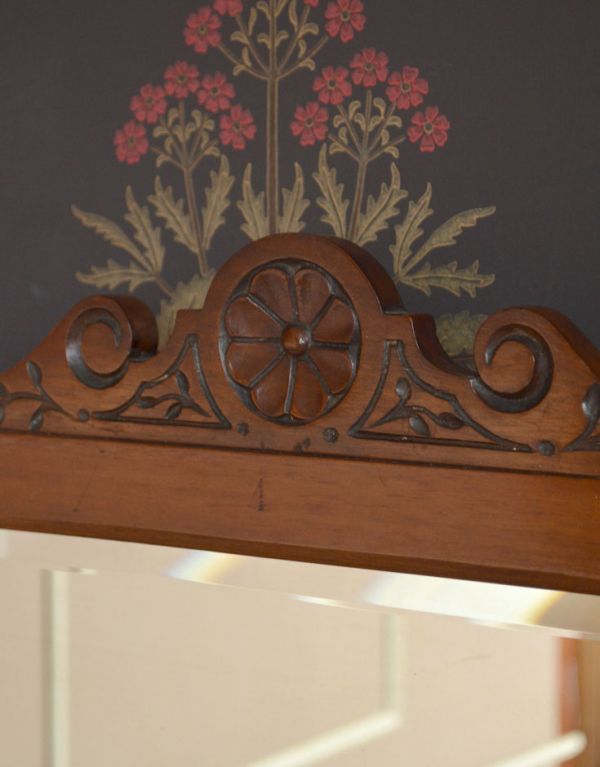 アンティークのキャビネット アンティーク家具 英国のタイル入りのアンティーク家具、ミラー付ウォッシュスタンド(キャビネット)。トップの目立つところに美しい装飾が施されています。(j-1468-f)