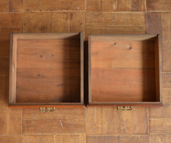 アンティークのキャビネット アンティーク家具 英国のタイル入りのアンティーク家具、ミラー付ウォッシュスタンド(キャビネット)。引き出しの内側もキレイな状態なので何でも入れられます。(j-1468-f)