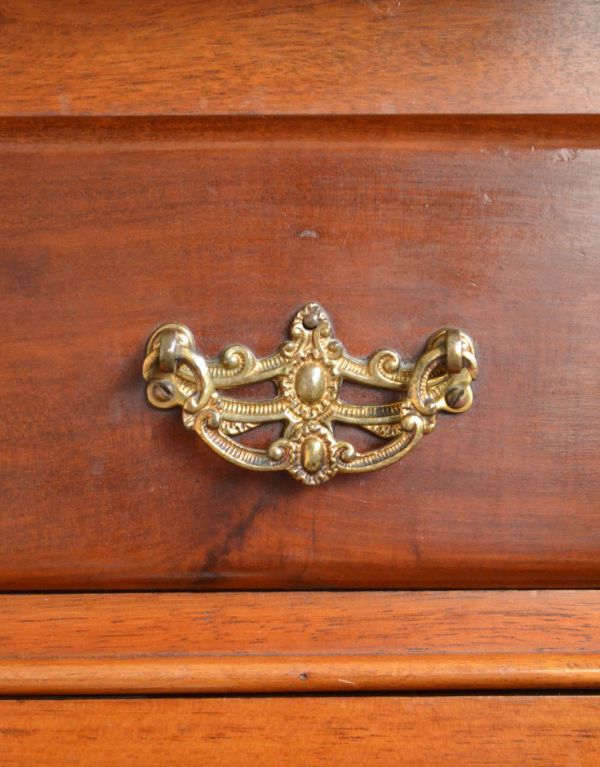 アンティークのキャビネット アンティーク家具 英国のタイル入りのアンティーク家具、ミラー付ウォッシュスタンド(キャビネット)。装飾がたっぷりの取っ手です。(j-1468-f)