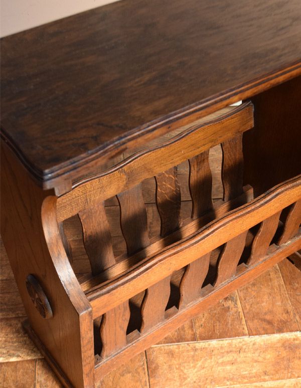 マガジンラック　アンティーク家具　シンプルで便利なイギリスのアンティーク家具、テーブル付マガジンラック。中までしっかりとお手入れしています。(j-1469-f)