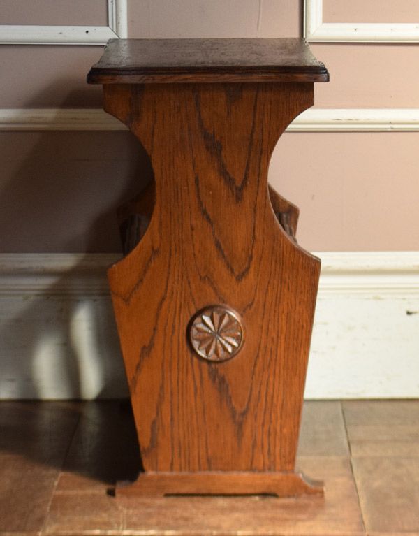 マガジンラック　アンティーク家具　シンプルで便利なイギリスのアンティーク家具、テーブル付マガジンラック。本や雑誌が取り出しやすいデザインになっています。(j-1469-f)