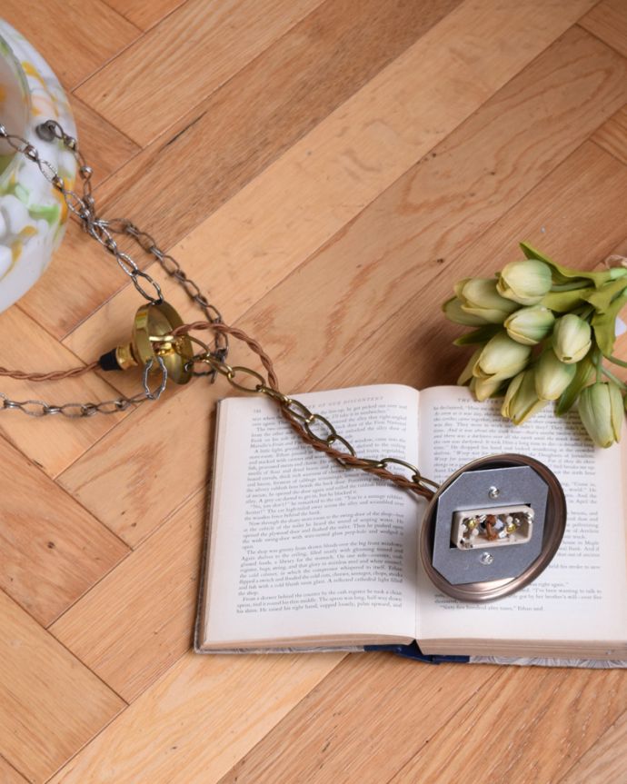 シャンデリア　照明・ライティング　マーブルガラスが美しいアンティークハンギングボウル（Ｅ26球付） 。引っ掛けシーリングのタイプに加工してお届けしますので、リビングやダイニングテーブルの上などお好きな場所に簡単に取り付けてみてください。(j-147-z)