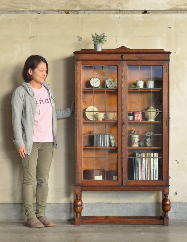 アンティークのキャビネット　アンティーク家具　書斎にピッタリのアンティーク家具、英国輸入のブックケース（本棚）。本棚としてはもちろん、グラスや食器を並べて飾り棚としても素敵ですよ。(j-1470-f)
