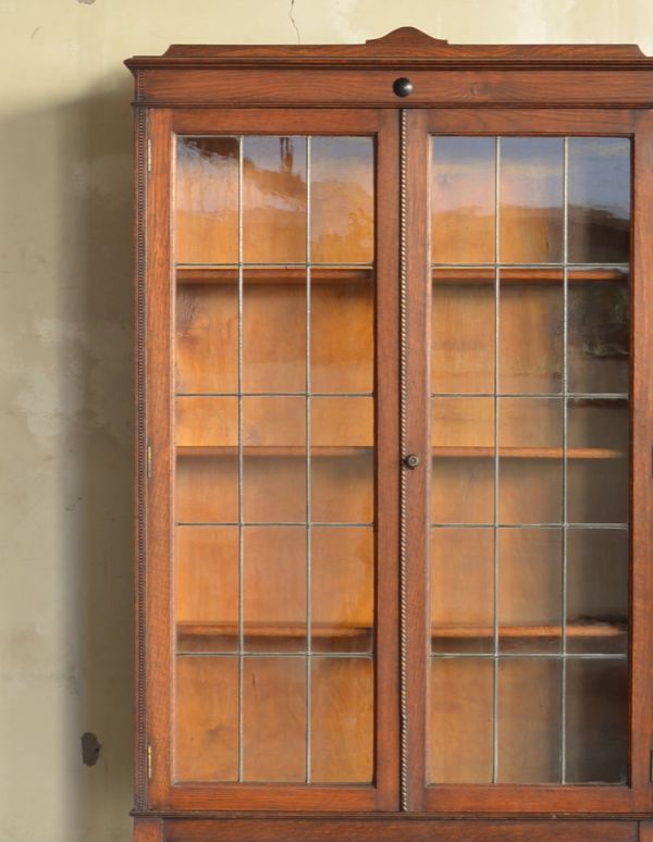アンティークのキャビネット　アンティーク家具　書斎にピッタリのアンティーク家具、英国輸入のブックケース（本棚）。ガラスも当時のもの。(j-1470-f)
