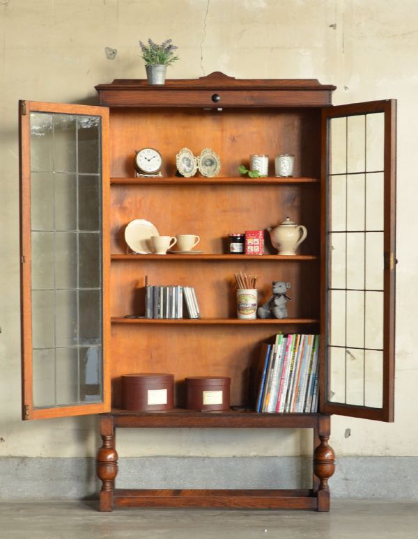 アンティークのキャビネット　アンティーク家具　書斎にピッタリのアンティーク家具、英国輸入のブックケース（本棚）。内側も茶色なので落ち着きがあってかっこいいです。(j-1470-f)