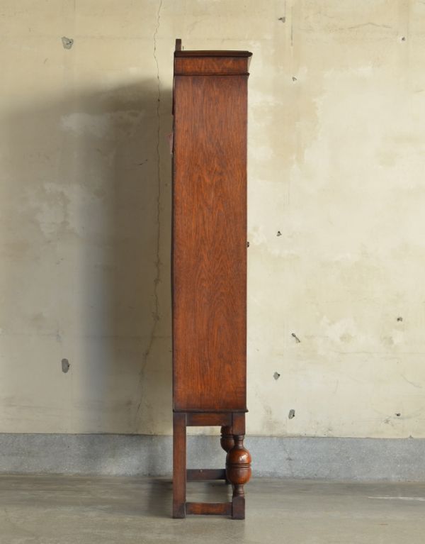 アンティークのキャビネット　アンティーク家具　書斎にピッタリのアンティーク家具、英国輸入のブックケース（本棚）。横から見てもピカピカです。(j-1470-f)