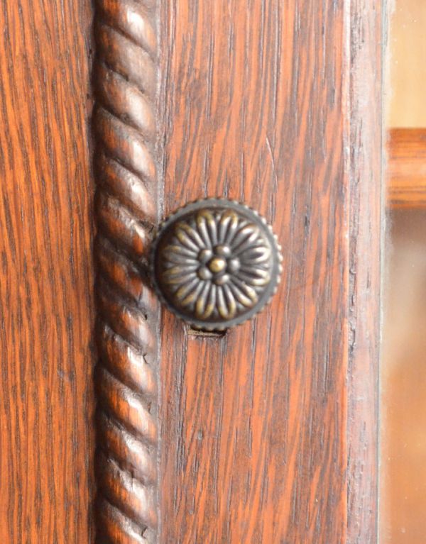 アンティークのキャビネット　アンティーク家具　書斎にピッタリのアンティーク家具、英国輸入のブックケース（本棚）。握りやすい丸い取っ手です。(j-1470-f)