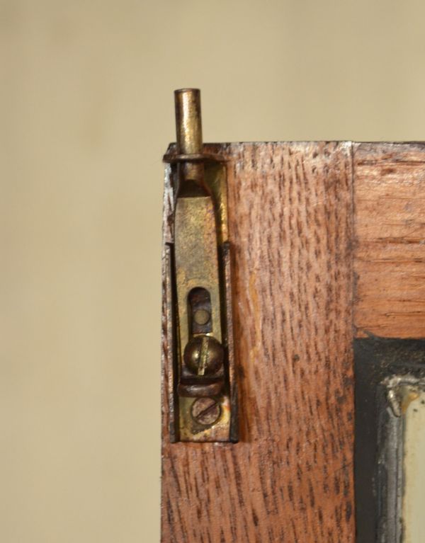 アンティークのキャビネット　アンティーク家具　書斎にピッタリのアンティーク家具、英国輸入のブックケース（本棚）。扉を留めるためのストッパーも当時のものです。(j-1470-f)