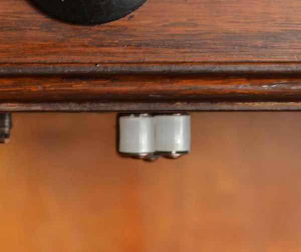 アンティークのキャビネット　アンティーク家具　書斎にピッタリのアンティーク家具、英国輸入のブックケース（本棚）。ローラーキャッチャーが付いているので開け閉めはスムーズです。(j-1470-f)