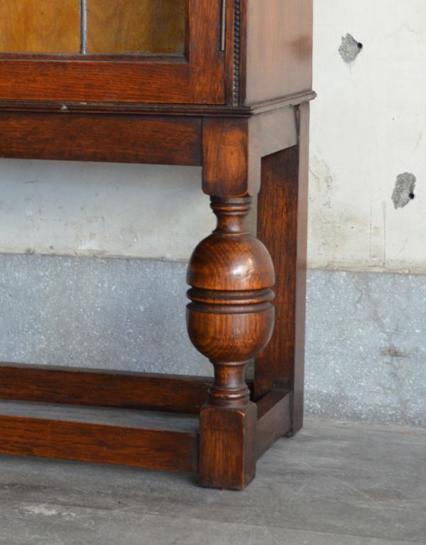 アンティークのキャビネット　アンティーク家具　書斎にピッタリのアンティーク家具、英国輸入のブックケース（本棚）。しっかりとした安定感があります。(j-1470-f)