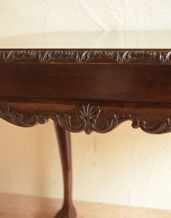 ロイドテーブル　アンティーク家具　持ち運びラクラクなアンティーク英国家具、美しいオケージョナルテーブル。とても可愛い彫です。(j-1471-f)