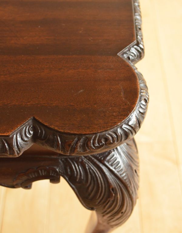 ロイドテーブル　アンティーク家具　持ち運びラクラクなアンティーク英国家具、美しいオケージョナルテーブル。ゴージャスにカットされた縁もキレイです。(j-1471-f)