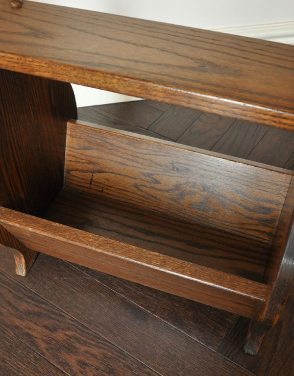 マガジンラック　アンティーク家具　サイドの彫が美しいイギリスアンティーク家具、便利なマガジンラック。中までしっかりとお手入れしています。(j-1472-f)