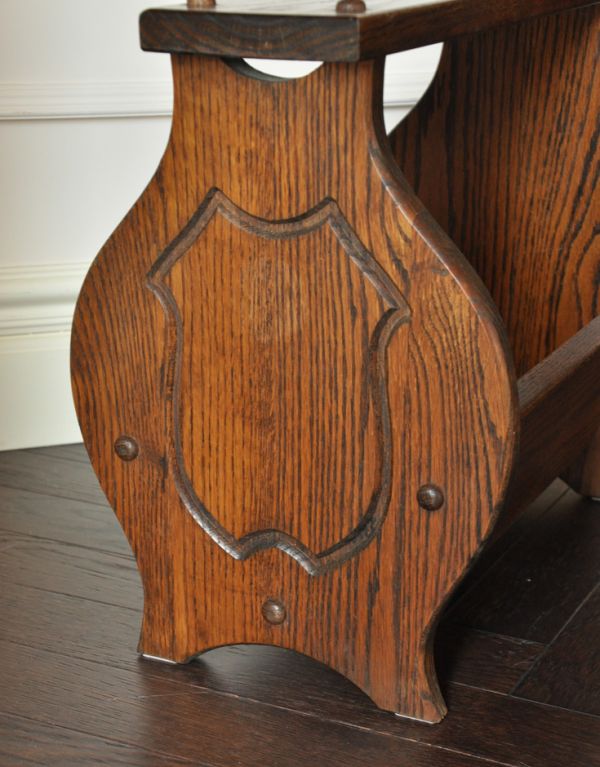 マガジンラック　アンティーク家具　サイドの彫が美しいイギリスアンティーク家具、便利なマガジンラック。サイドのデザインもとっても美しいです。(j-1472-f)