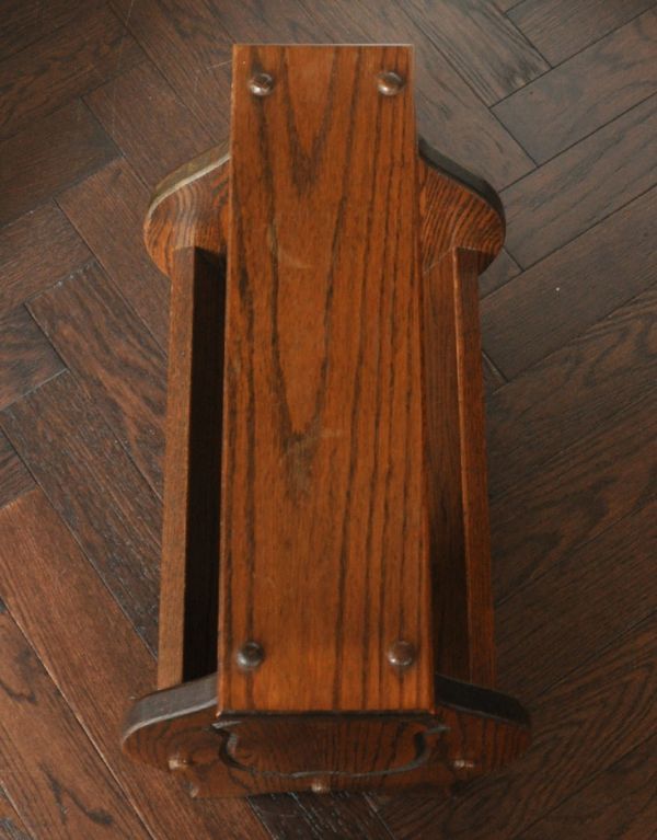 マガジンラック　アンティーク家具　サイドの彫が美しいイギリスアンティーク家具、便利なマガジンラック。長方形の天板で、使い勝手がいいですよ。(j-1472-f)