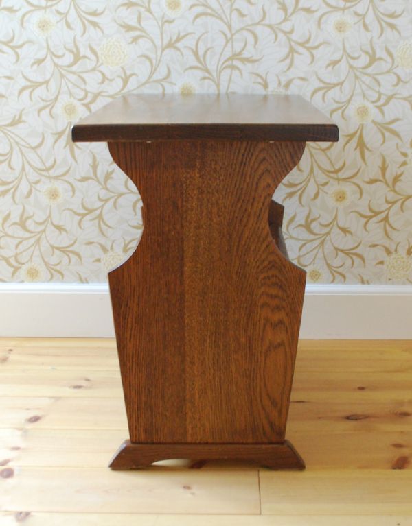 マガジンラック　アンティーク家具　彫がとっても可愛いイギリスのアンティーク家具、テーブル付マガジンラック。本や雑誌が取り出しやすいデザインになっています。(j-1473-f)