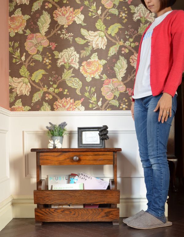 マガジンラック アンティーク家具 サイドテーブルにもなる引き出し付きのアンティークのマガジンラック。ベッドやソファの横など、どこにでもちょこんと置けるコンパクトサイズで便利です。(j-1474-f)