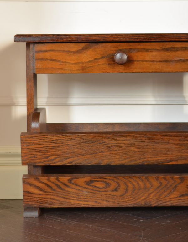 マガジンラック アンティーク家具 サイドテーブルにもなる引き出し付きのアンティークのマガジンラック。新聞や雑誌など置いてもこのマガジンラックならお洒落に見えます。(j-1474-f)