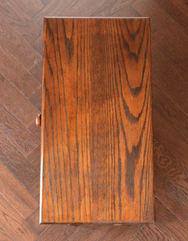 マガジンラック アンティーク家具 サイドテーブルにもなる引き出し付きのアンティークのマガジンラック。天板もキレイに仕上げました。(j-1474-f)