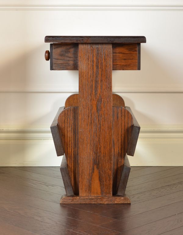 マガジンラック アンティーク家具 サイドテーブルにもなる引き出し付きのアンティークのマガジンラック。スマートなので、どこに置いても邪魔になることはありません。(j-1474-f)