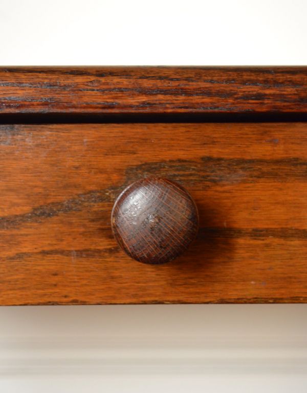 マガジンラック アンティーク家具 サイドテーブルにもなる引き出し付きのアンティークのマガジンラック。手触りが優しい木の取っ手。(j-1474-f)