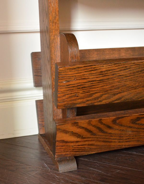 マガジンラック アンティーク家具 サイドテーブルにもなる引き出し付きのアンティークのマガジンラック。しっかりメンテナンスしてありますのでご安心ください。(j-1474-f)