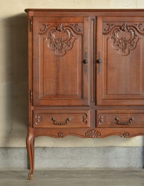 アンティークのキャビネット　アンティーク家具　南フランスの彫が優雅なアンティーク家具、色も装飾もキレイなキャビネット。繊細で高級感たっぷりの扉の彫り。(j-1475-f)