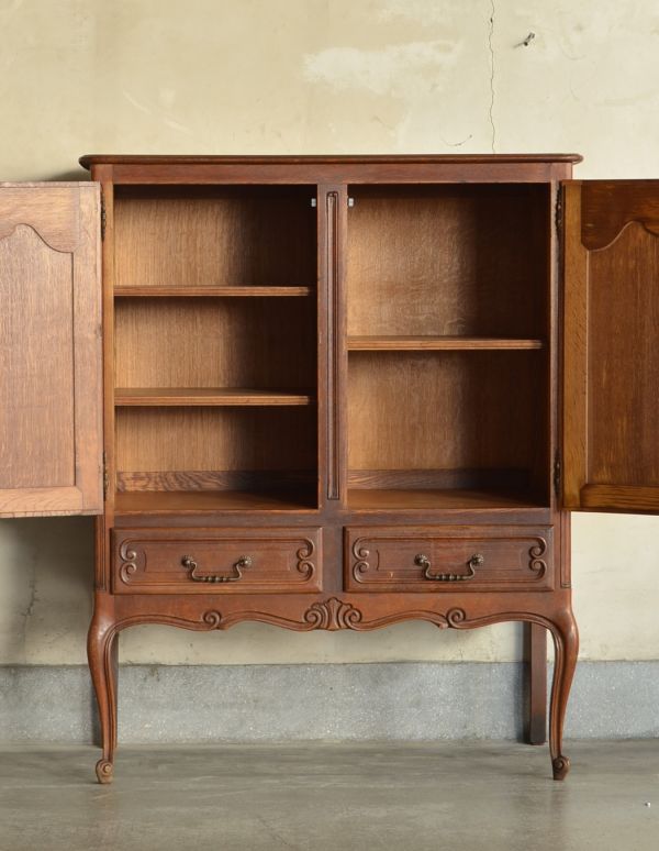 アンティークのキャビネット　アンティーク家具　南フランスの彫が優雅なアンティーク家具、色も装飾もキレイなキャビネット。棚板があるので整理しやすいです。(j-1475-f)