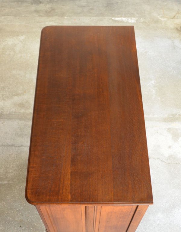 アンティークのキャビネット　アンティーク家具　南フランスの彫が優雅なアンティーク家具、色も装飾もキレイなキャビネット。天板もピカピカにお直ししました。(j-1475-f)