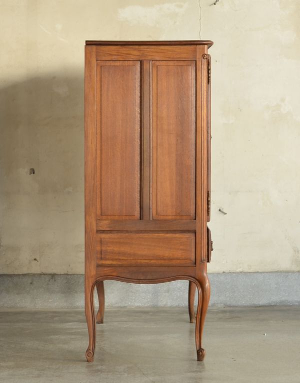 アンティークのキャビネット　アンティーク家具　南フランスの彫が優雅なアンティーク家具、色も装飾もキレイなキャビネット。サイドも額縁みたいな高級感のある彫。(j-1475-f)