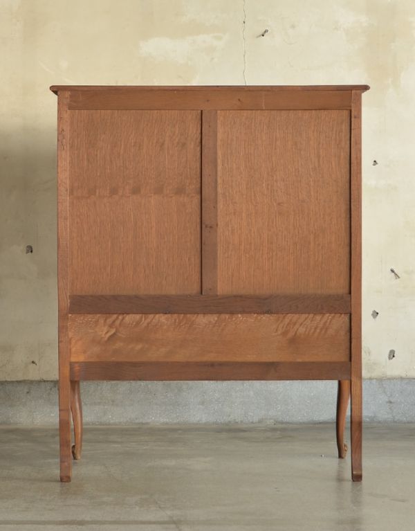 アンティークのキャビネット　アンティーク家具　南フランスの彫が優雅なアンティーク家具、色も装飾もキレイなキャビネット。きちんとメンテナンスしてあるので、裏側もキレイです。(j-1475-f)