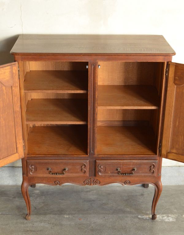 アンティークのキャビネット　アンティーク家具　南フランスの彫が優雅なアンティーク家具、色も装飾もキレイなキャビネット。扉内も綺麗な状態です。(j-1475-f)