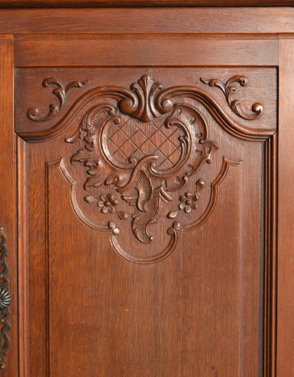 アンティークのキャビネット　アンティーク家具　南フランスの彫が優雅なアンティーク家具、色も装飾もキレイなキャビネット。植物があしらわれた装飾にはどこか和の美しさを感じます。(j-1475-f)