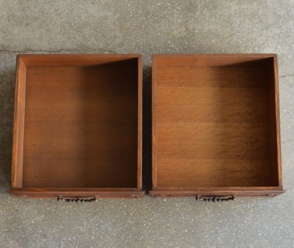 アンティークのキャビネット　アンティーク家具　南フランスの彫が優雅なアンティーク家具、色も装飾もキレイなキャビネット。引き出しは２杯。(j-1475-f)