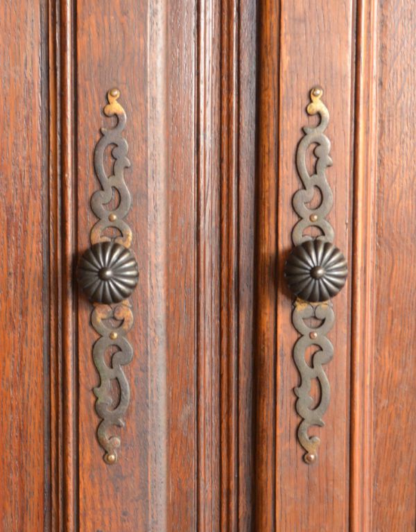 アンティークのキャビネット　アンティーク家具　南フランスの彫が優雅なアンティーク家具、色も装飾もキレイなキャビネット。凝った繊細な装飾が、フランスらしいです。(j-1475-f)