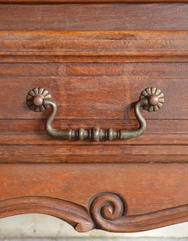 アンティークのキャビネット　アンティーク家具　南フランスの彫が優雅なアンティーク家具、色も装飾もキレイなキャビネット。引き出しの開け閉めもスムーズにできます。(j-1475-f)