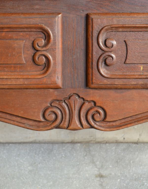 アンティークのキャビネット　アンティーク家具　南フランスの彫が優雅なアンティーク家具、色も装飾もキレイなキャビネット。隅々にまで美しい彫りが入っています。(j-1475-f)