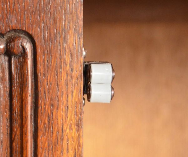 アンティークのキャビネット　アンティーク家具　南フランスの彫が優雅なアンティーク家具、色も装飾もキレイなキャビネット。扉にはローラーキャッチャーが付いているので開け閉めはスムーズです。(j-1475-f)