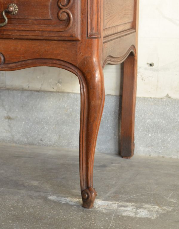 アンティークのキャビネット　アンティーク家具　南フランスの彫が優雅なアンティーク家具、色も装飾もキレイなキャビネット。安定感のある脚がしっかり支えます。(j-1475-f)