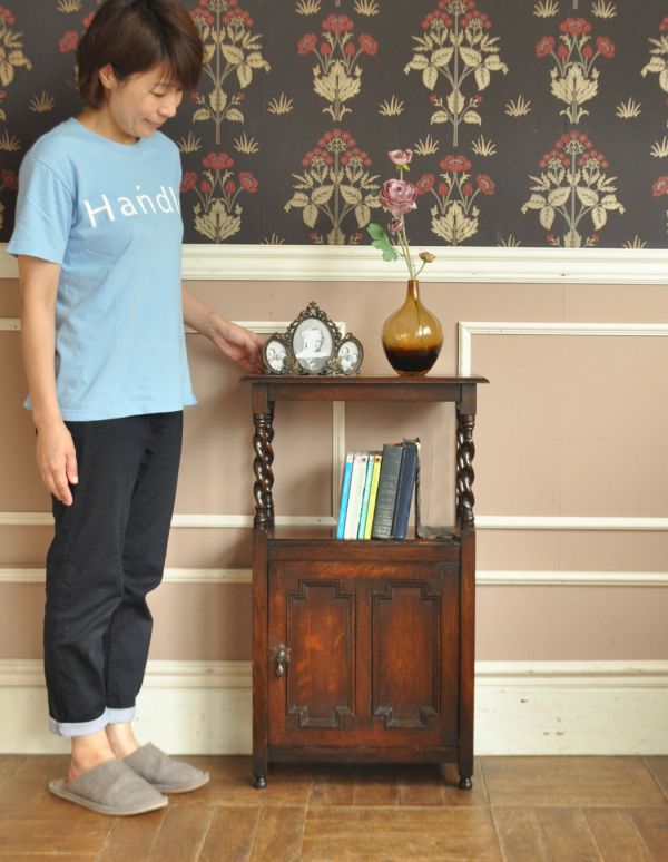 アンティークのキャビネット　アンティーク家具　ツイストデザインを取り入れた英国家具、たっぷり収納のアンティークマガジンラック。このマガジンラックなら、新聞さえ特別な気分で収納できますね。(j-1477-f)