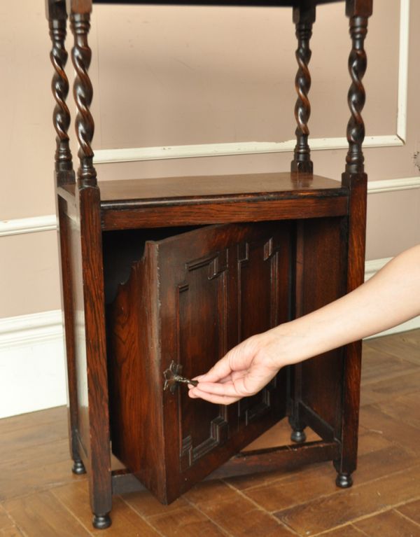 アンティークのキャビネット　アンティーク家具　ツイストデザインを取り入れた英国家具、たっぷり収納のアンティークマガジンラック。取っ手を引くと、くるんと回転します。(j-1477-f)