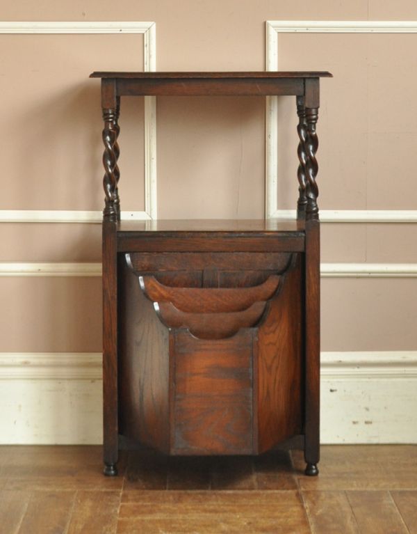 アンティークのキャビネット　アンティーク家具　ツイストデザインを取り入れた英国家具、たっぷり収納のアンティークマガジンラック。扉を回転させた状態でもインテリアとして素敵です。(j-1477-f)