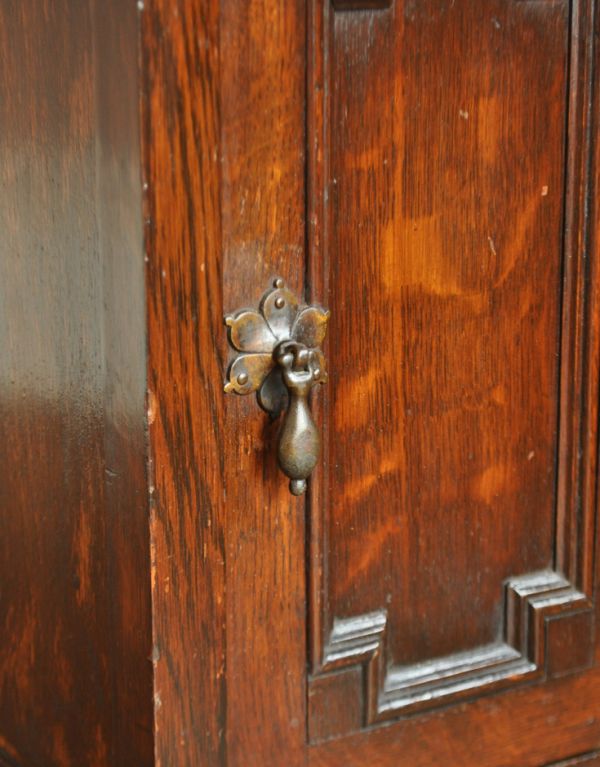 アンティークのキャビネット　アンティーク家具　ツイストデザインを取り入れた英国家具、たっぷり収納のアンティークマガジンラック。ドロップ型の重厚感ある取っ手がアクセントになっています。(j-1477-f)